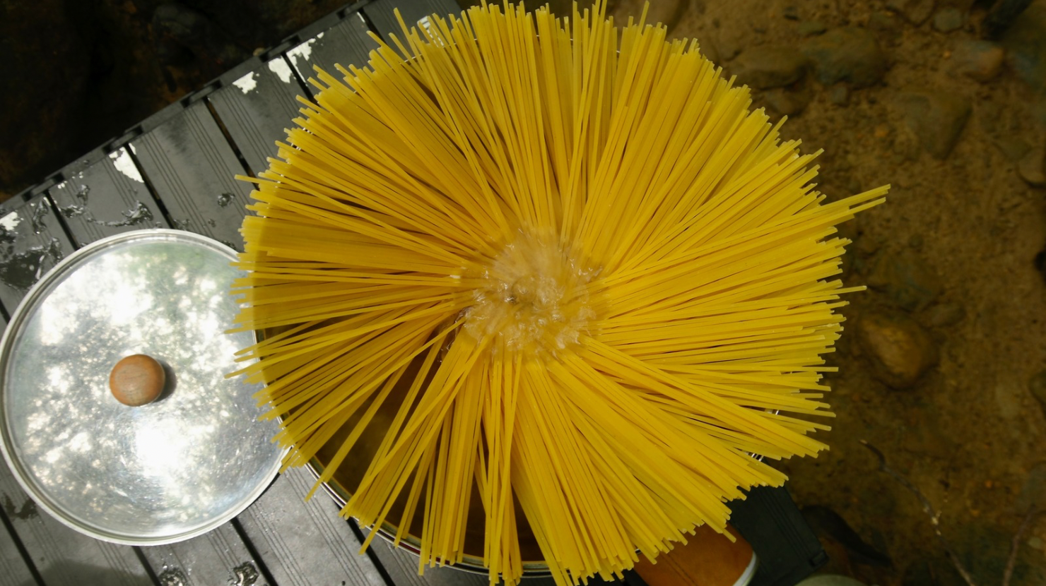 西表島の自然の中で作ってくれたパスタランチのためのパスタを茹でているところ。