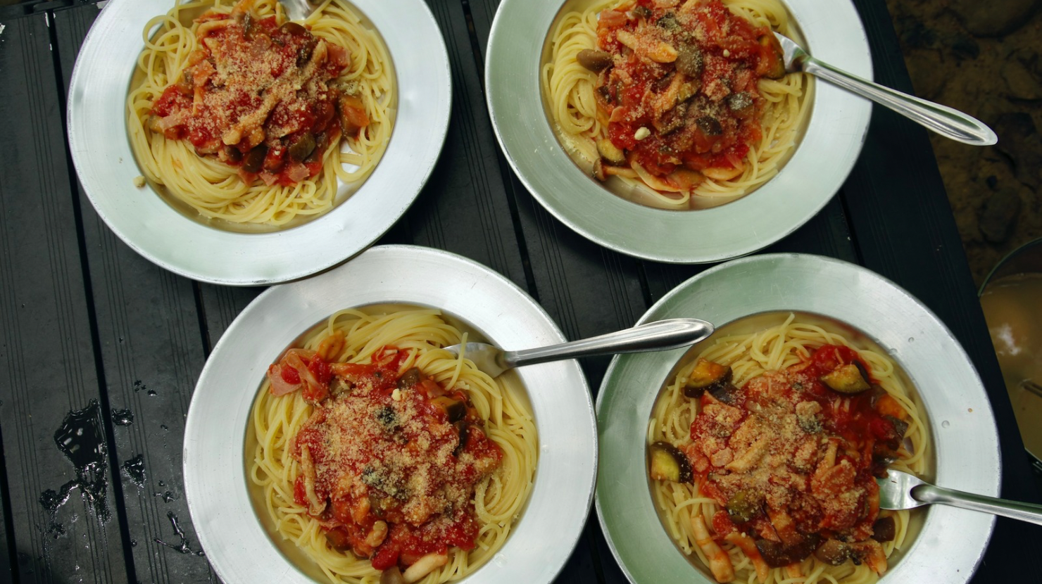 西表島の自然の中で作ってくれたパスタランチ。