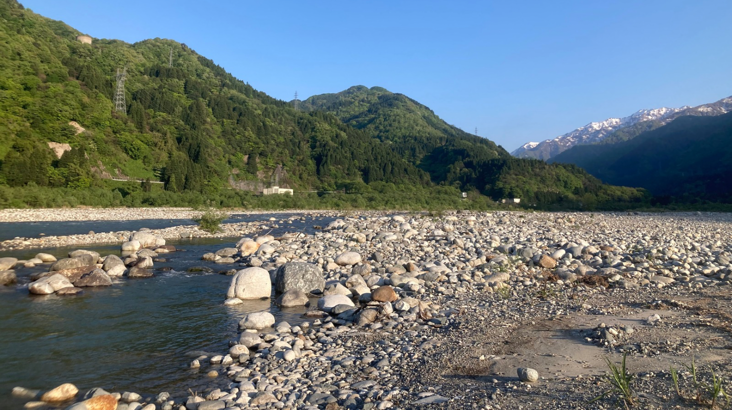 富山県黒部川 遠くには北アルプス