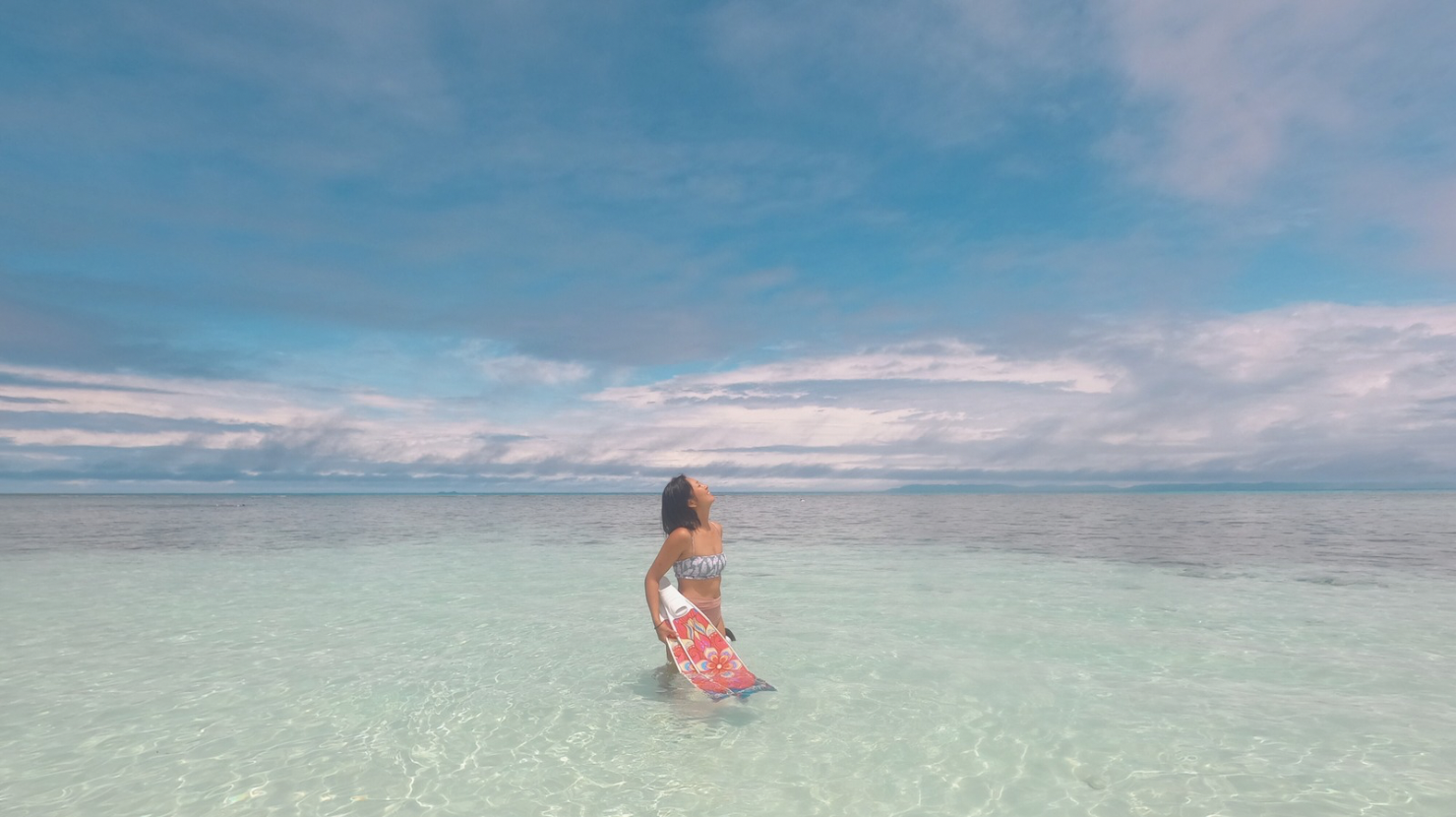 alt="波照間島のニシ浜で空を見上げたSARAH"