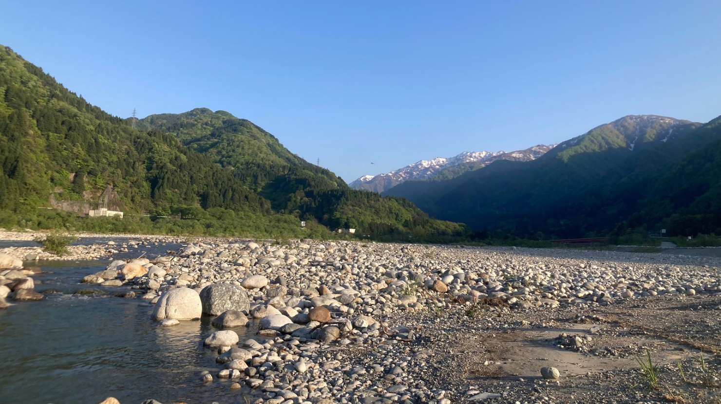 alt="宇奈月温泉行く途中の黒部川河川敷"