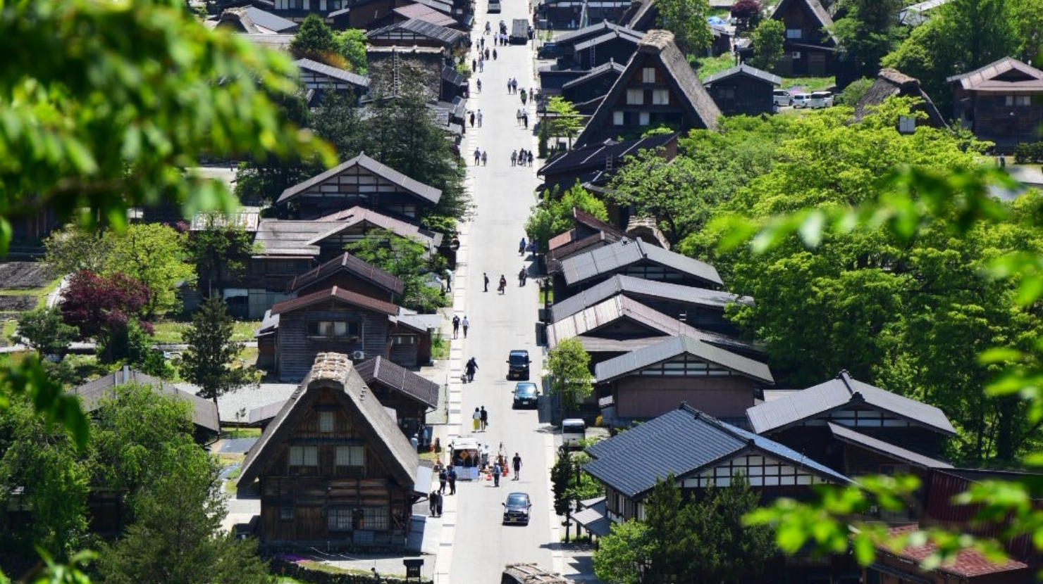 alt="白川郷　高台から見下ろした集落の様子がジオラマのよう"