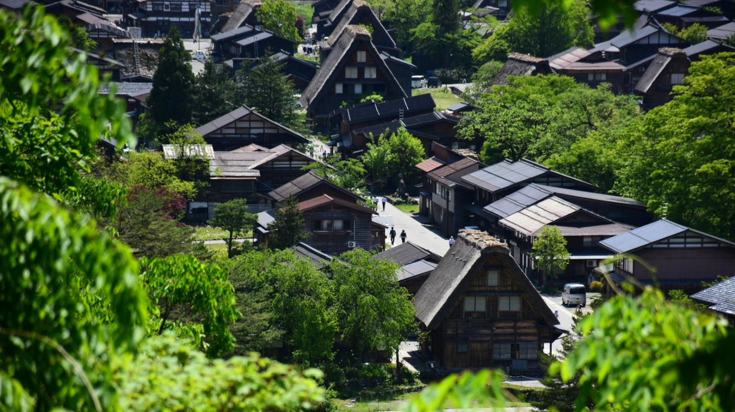 alt="白川郷　高台から見下ろした集落の様子"