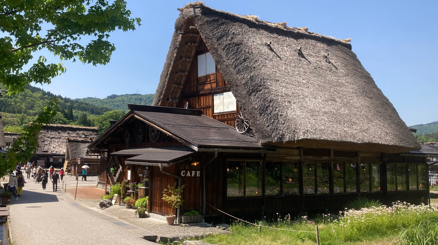 alt="白川郷　古民家カフェで休憩"