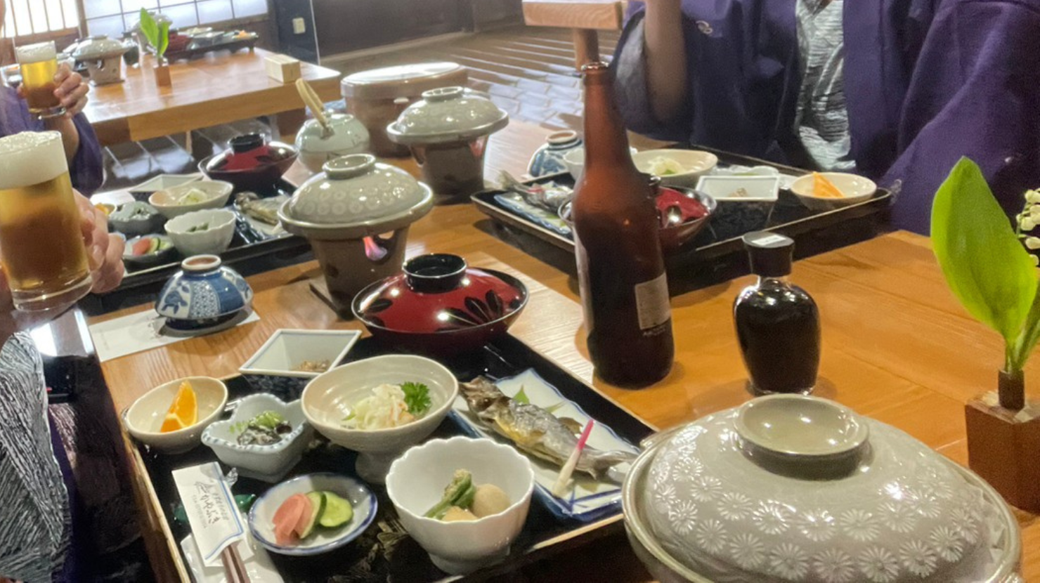 alt="民宿かやぶきの夕食時　瓶ビールで乾杯"