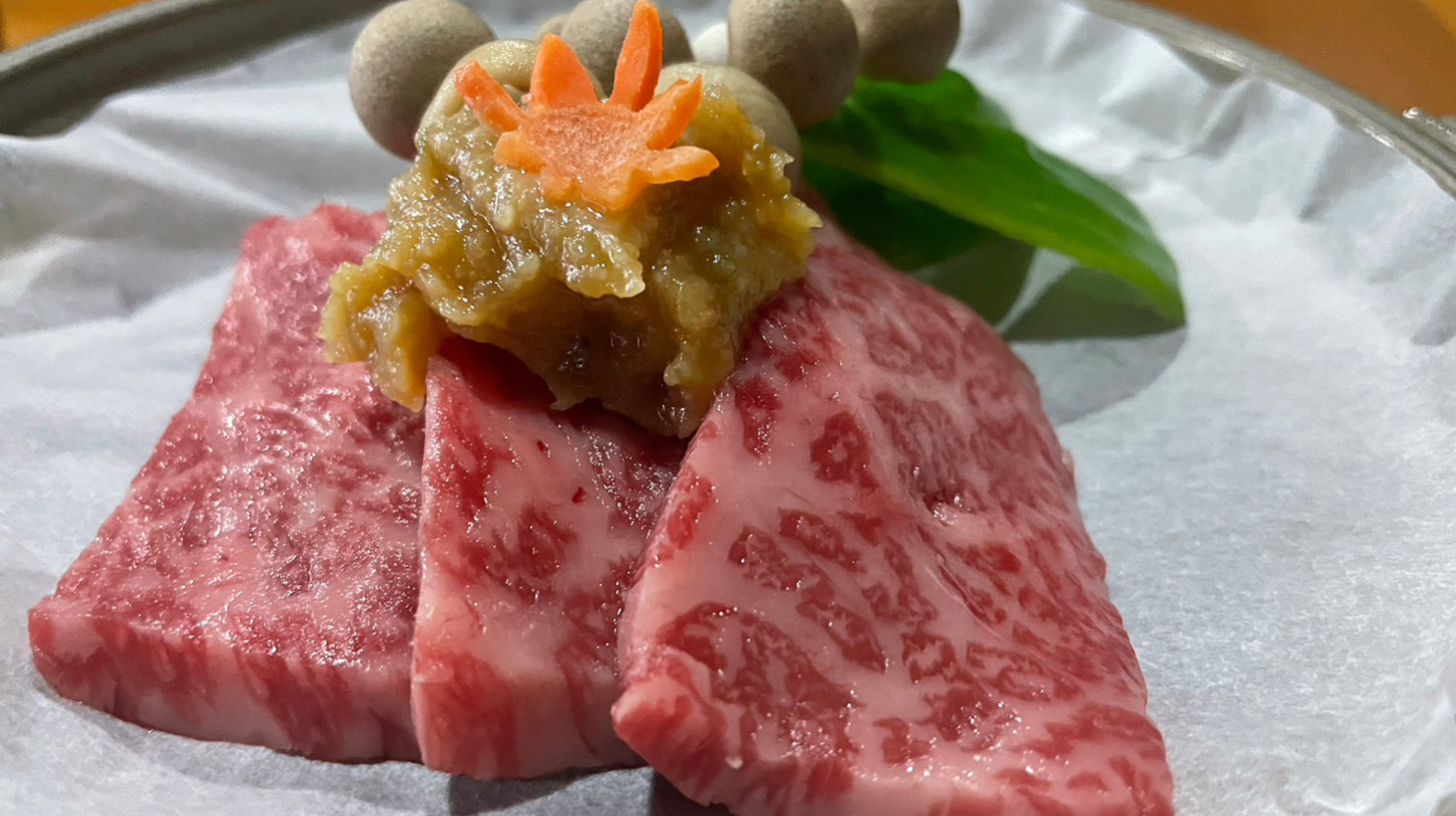 alt="民宿かやぶきの夕ごはん　メインは飛騨牛朴葉(ほうば)味噌焼"
