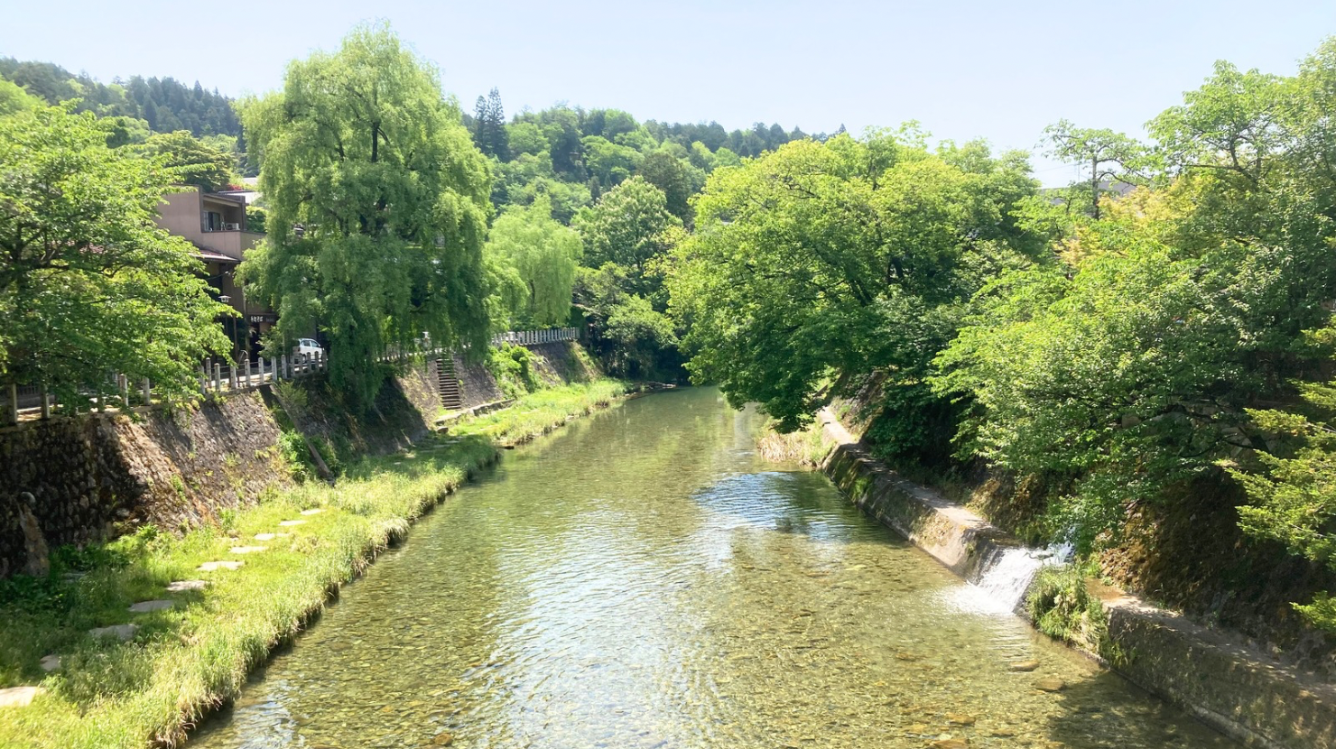 alt="岐阜県 飛騨高山の街並みの中を流れる宮川"