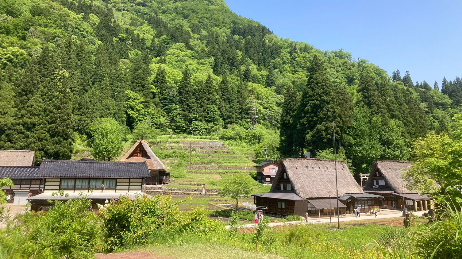 alt="五箇山　相倉合掌造り集落から見た高台"
