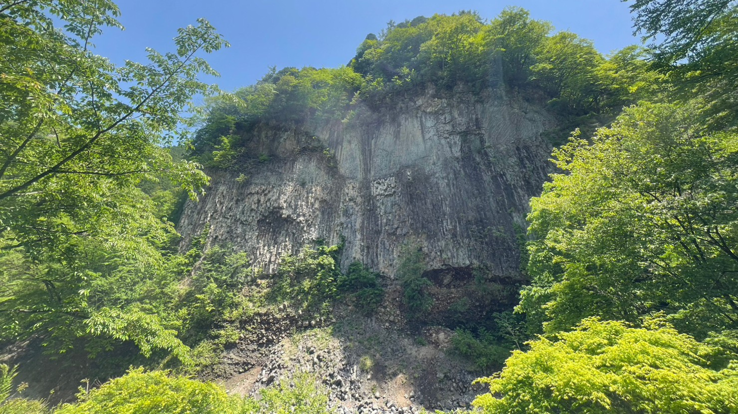 alt="巌立峡入り口から見上げた柱状節理"