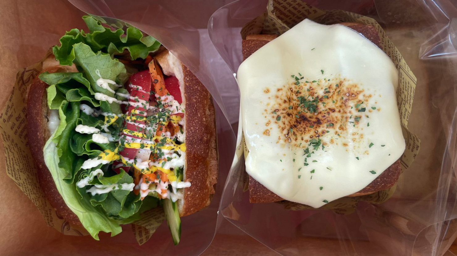 alt="下呂温泉にあるcafe ペリゴールの2種類のホットサンド"