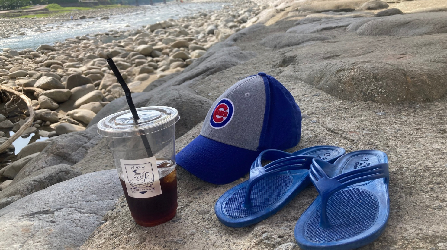 alt="下呂温泉 飛騨川の河川敷でアイスコーヒーを飲みながら休憩"