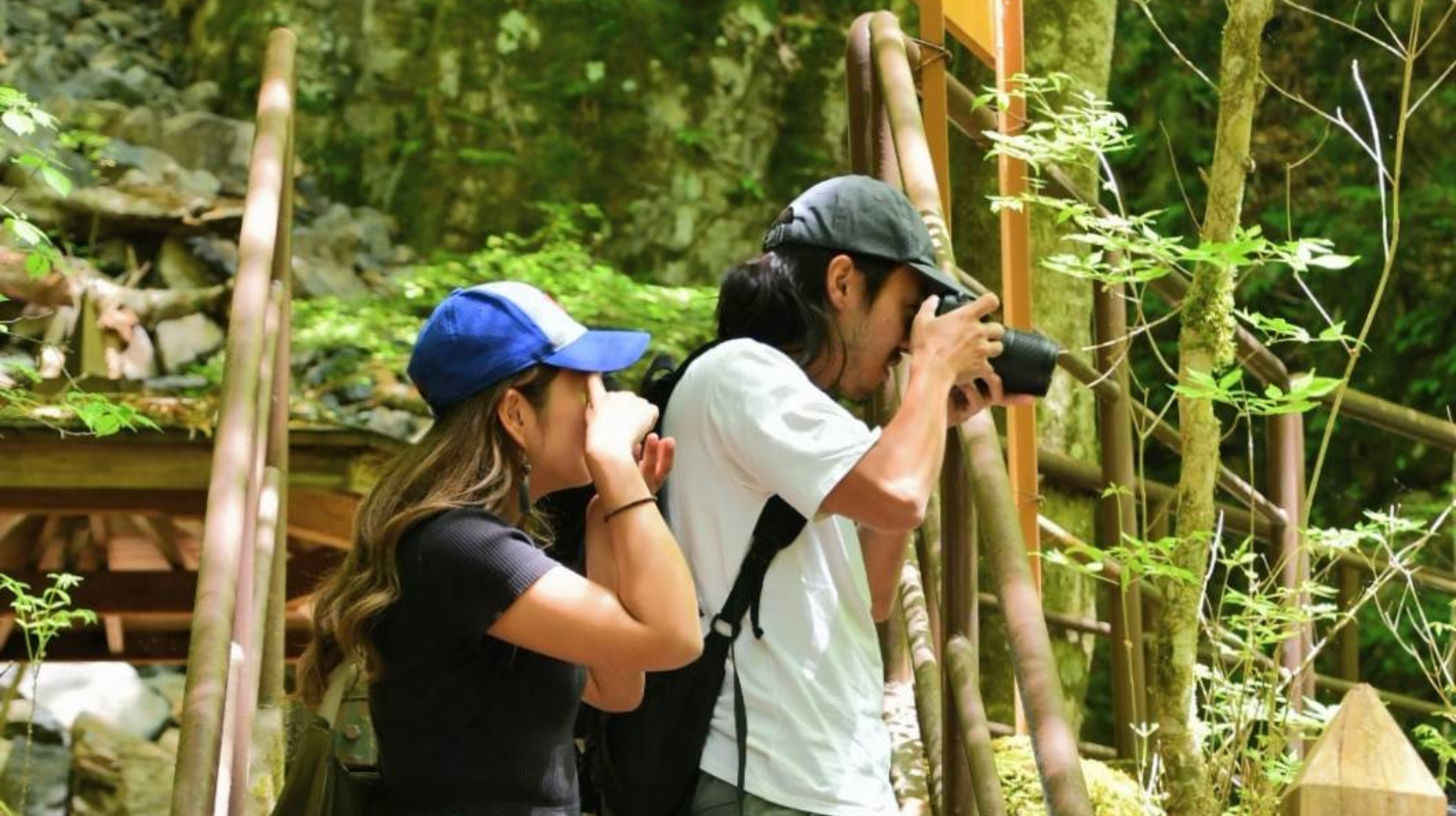 alt="巌立峡で友達が撮ってくれた写真を撮るSARAHと旦那"