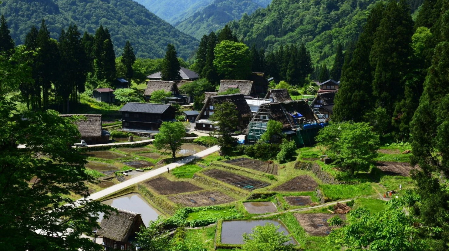 alt="五箇山　相倉合掌造り集落の高台から見た日本の風景"