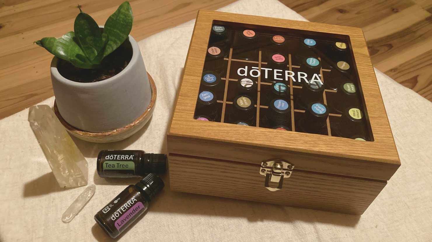 alt="doTERRA SARAHの癒しのオイルたちと木箱とディフーザー"