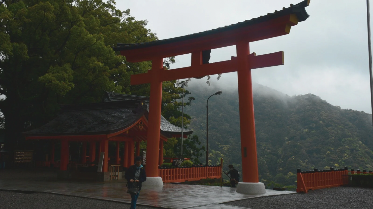 alt="熊野那智大社の鳥居"