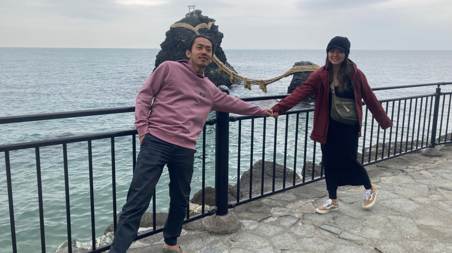 alt="夫婦で夫婦岩"