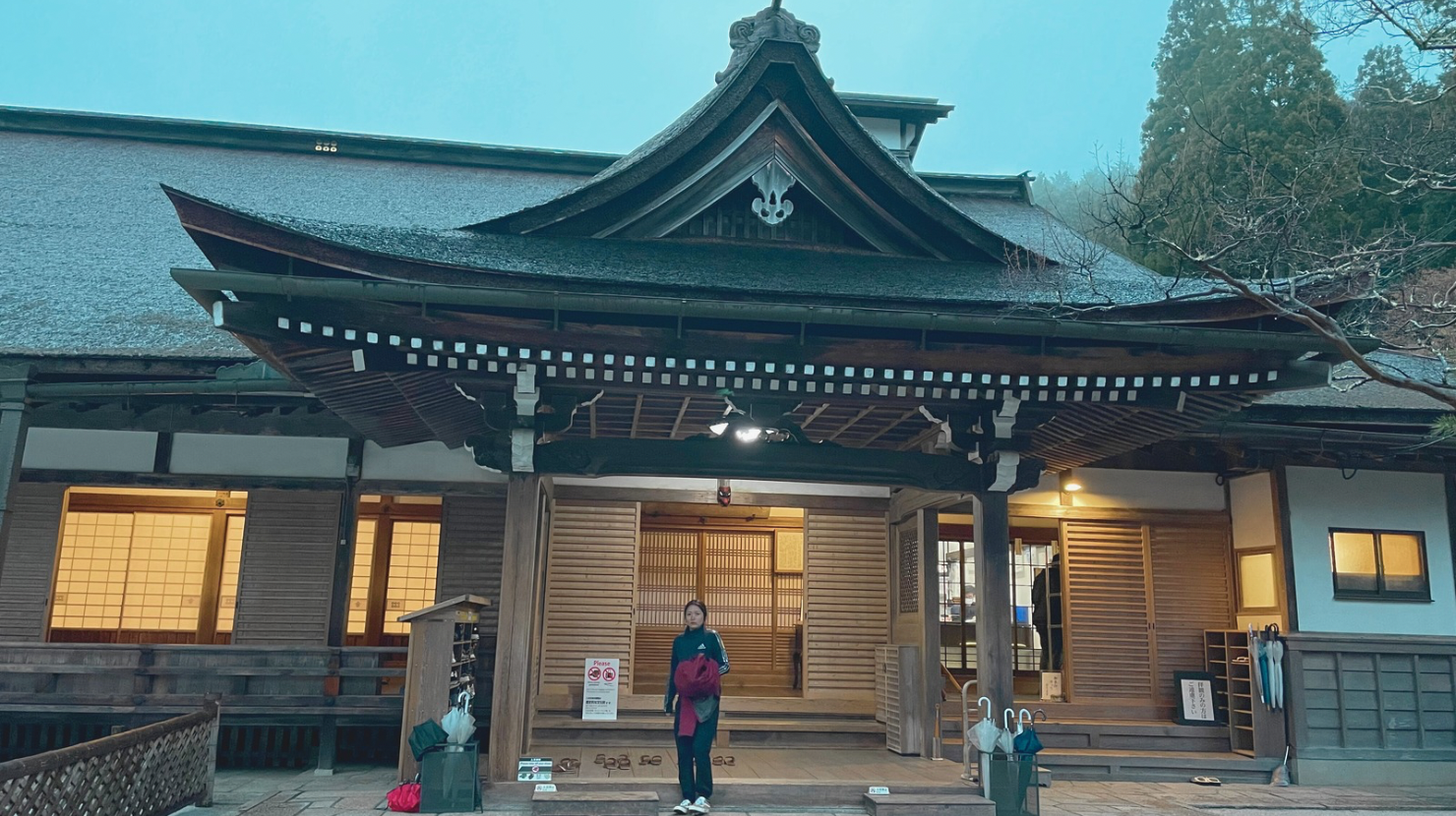 alt="宿坊体験に満足するSARAH"