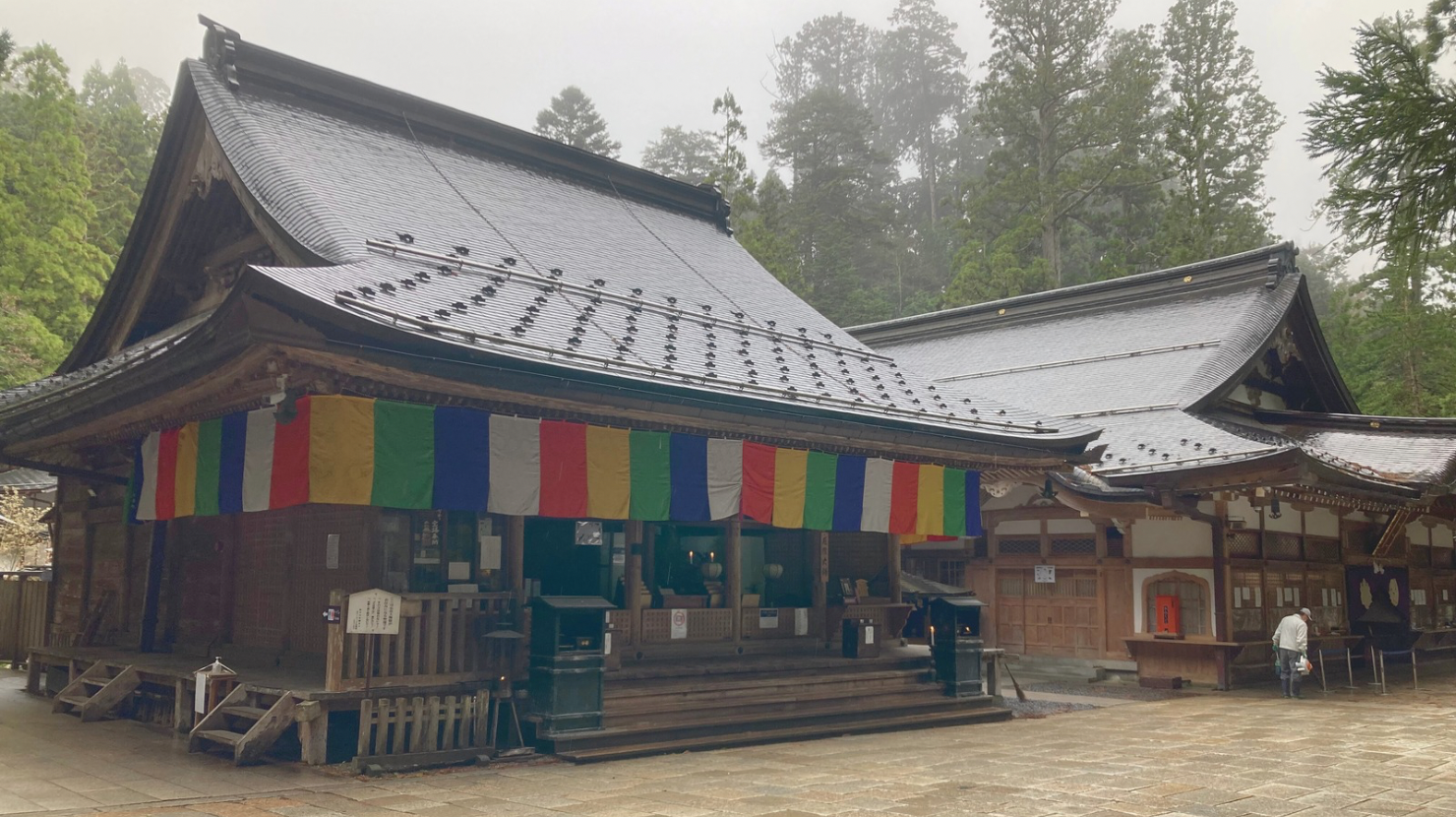 alt="雨の高野山奥之院"