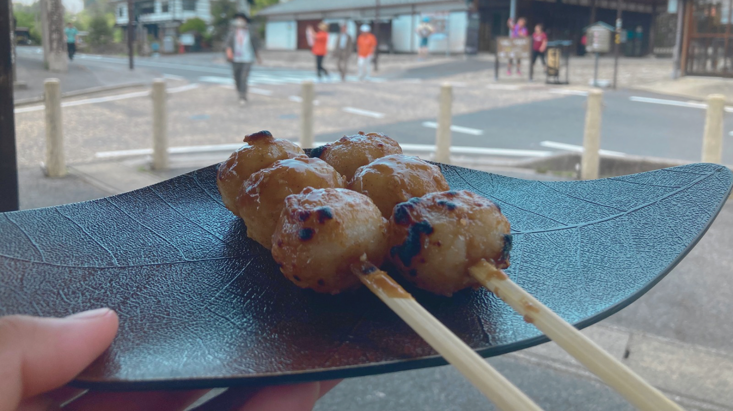 alt="馬籠宿入り口にある朴葉味噌のお団子"