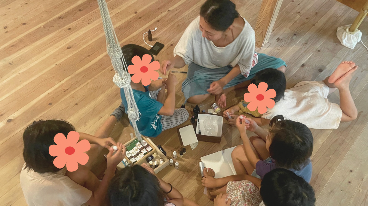 alt="屋久島の子供達とエッセンシャルオイルの香りを嗅いでいるひととき"
