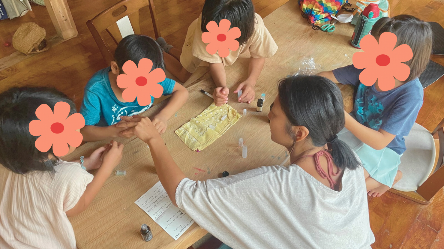 alt="屋久島の子供達と虫刺されロールオンを作っているところ"