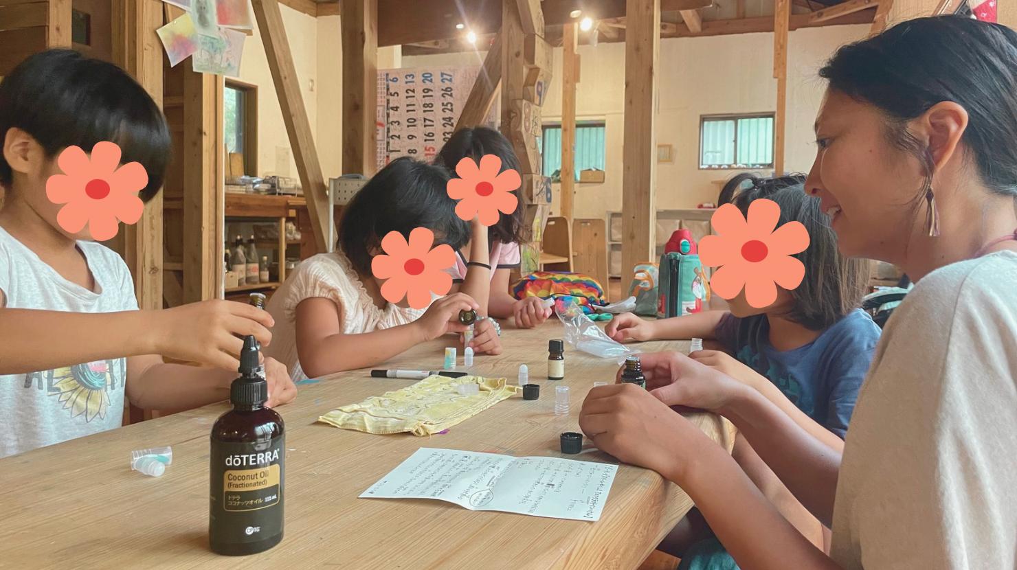 alt="屋久島の子供達と虫刺されロールオンづくりをしているところ"