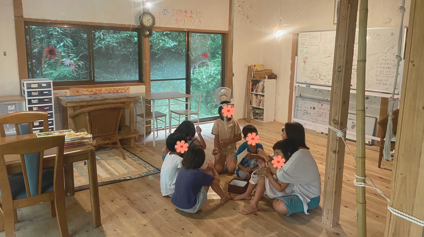 alt="屋久島の子供達にdoTERRAについて説明しているところ"